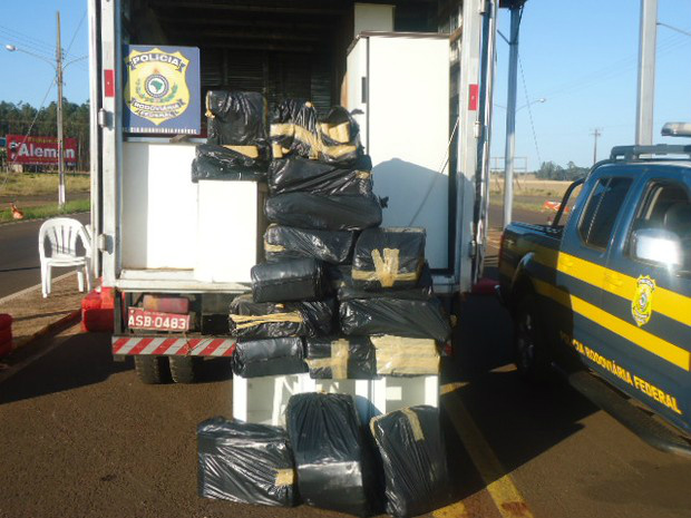 Policiais desconfiraram que qualidade dos móveis não compensava mudança (Foto: Divulgação/PRF)