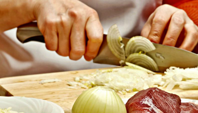 Truque para nunca chorar ao cortar cebola é muito fácil e só leva 30 segundos