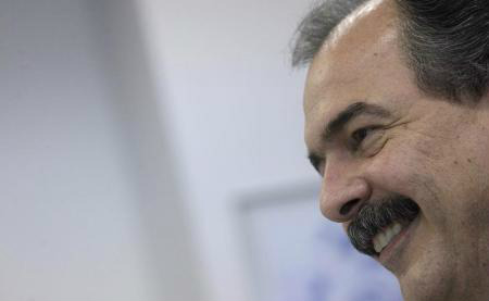 Mercadante reitera compromisso com controle da inflação O ministro-chefe da Casa Civil, Aloizio Mercadante, fala em entrevista com a Reuters em Brasília.