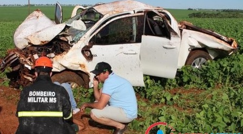 Amambai: acidentes em rodovias deixam duas pessoas mortas nesse final de semana Toyota Hilux, dirigida pelo empresário tacuruense, Altair Rzatki, saiu da pista e capotou / Foto: Vilson Nascimento