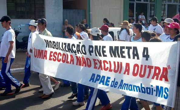 Pais de alunos da Apae de Amambai lutam pela Escola Especial Renascer Em Amambai, uma passeata visou chamar a atenção da comunidade para essa situação de insegurança quanto ao futuro das Apaes.