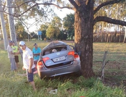 Amambai: acidentes em rodovias deixam duas pessoas mortas nesse final de semana O Honda Civic saiu da pista e se chocou contra um pé de eucalipto / Foto: Divulgação