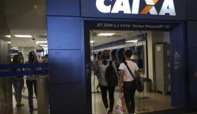 Agências da Caixa abrem hoje (10) para saque da conta inativa do FGTS Agências da Caixa abrem neste sábado (10)