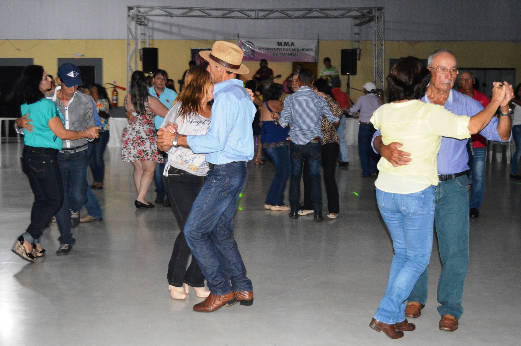 O baile reuniu centenas de pessoas.