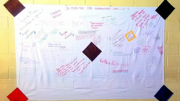 Mural no qual alunos completaram a frase: 