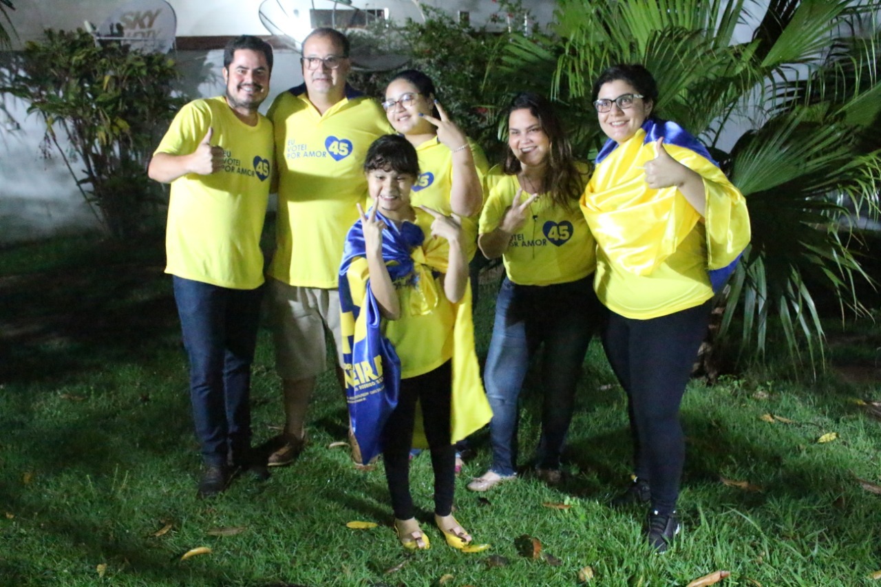 Dr. Bandeira ao lado de sua família e amigos.