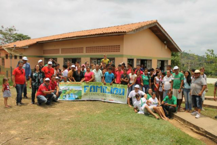 Caminhada da Agricultura Familiar debate potencialidades e entraves da produção Vinicius Braga - Grupo em escola rural de Pacajá