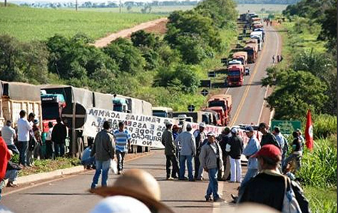 Sem terras conseguem reunião com MPF após fechamento de rodovia no interior Sem terras conseguem reunião com MPF após fechamento de rodovia no interior