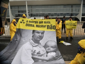 Greenpeace faz ato pedindo à presidenta Dilma fim do uso da energia nuclear Greenpeace faz ato pedindo à presidenta Dilma fim do uso da energia nuclear