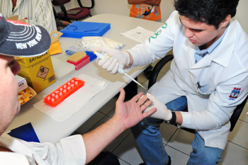 Técnico coleta sangue de cidadão que se submeteu ao teste de paternidade