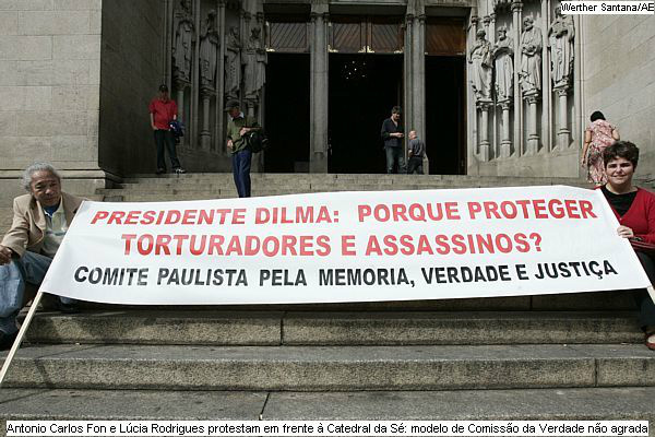 Na Sé, militantes perguntam a Dilma: ‘Por que proteger torturadores e assassinos Na Sé, militantes perguntam a Dilma: ‘Por que proteger torturadores e assassinos