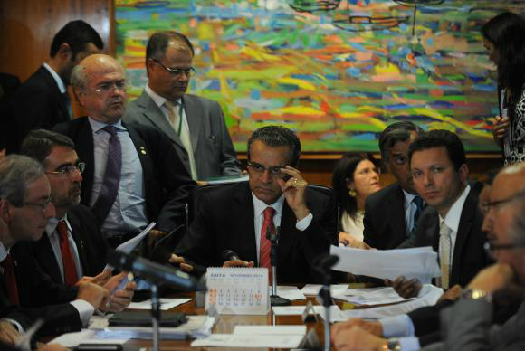 Presidente da Câmara dos Deputados, Henrique Eduardo Alves, tenta convencer deputados a priorizarem votação do Orçamento Impositivo Fabio Rodrigues-Pozzebom/Agência Brasil