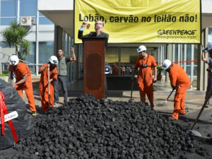 Greenpeace protesta contra leilão de energia que prevê volta de usinas a carvão