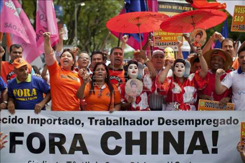 Manifestantes fazem protesto contra a importação de produtos chineses nesta quarta-feira em São Paulo. EFE