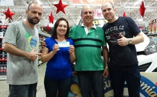 Amambai: Rejane Sguissardi leva o carro 0 KM sorteado pelo Supermercado Ki-Carne Rejane Sguissardi juntamente com Marlos Signori, Jamir Signori e Jamenson Signori / Foto: A Gazeta News