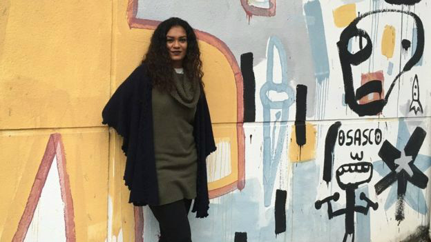 Ane usa raps como o de Tarja Preta, Falsa Abolição (Meninas Negras Não Brincam com Bonecas Pretas) para falar sobre racismo