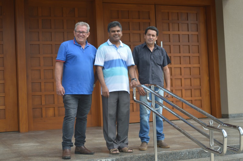 Depois de quase sete anos, Igreja Matriz será inaugurada nesta sexta-feira (7) E/D: Branco Escobar, Padre Raju e Ramon Serejo / Foto: Moreira Produções