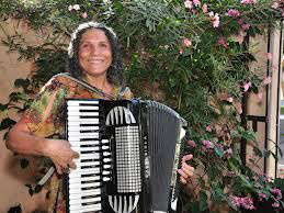 Lenilde Ramos é sanfonista e é uma das únicas mulheres a interpretar o hino de mato Grosso do sul em sua sanfona.
