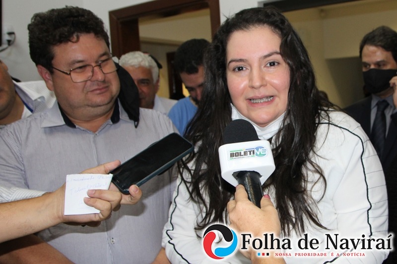 A prefeita eleita Rhaiza Matos, ao lado do vice Márcio Araguaia (Foto: Folha de Naviraí/Jr Lopes)