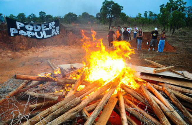 Defensores dos índios põem fogo no Noroeste, em Brasília Defensores dos índios põem fogo no Noroeste, em Brasília
