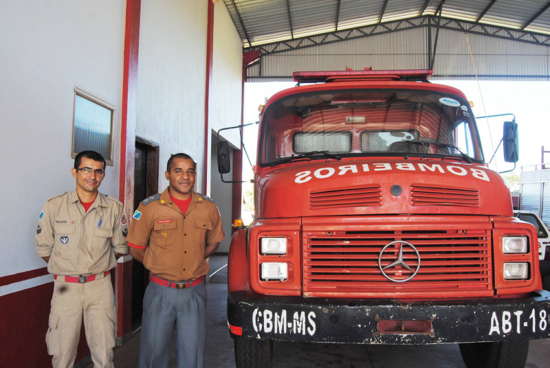 Caminhão ABT 18 do Corpo de Bombeiros continua trabalho, mesmo com problema