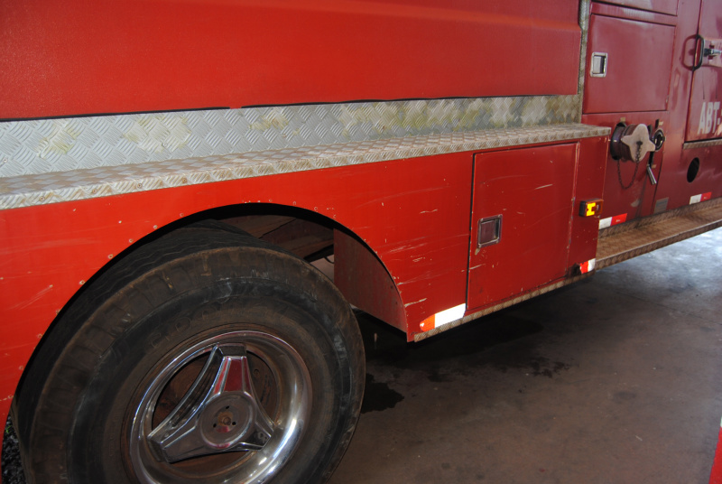 O Auto Bomba Tanque (ABT) do Corpo de Bombeiros conta com um vazamento que vem desperdiçando água a um mês.