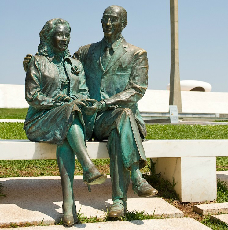 Uma selfie com Drummond Estátua de Juscelino e Sarah Kubitschek no Memorial JK, em Brasília (DF). Foto: Beto Garavello