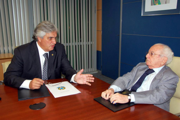 Delcídio pede a ministro liberação de verbas já garantidas para MS Delcídio com o ministro do turismo, Pedro Novais.