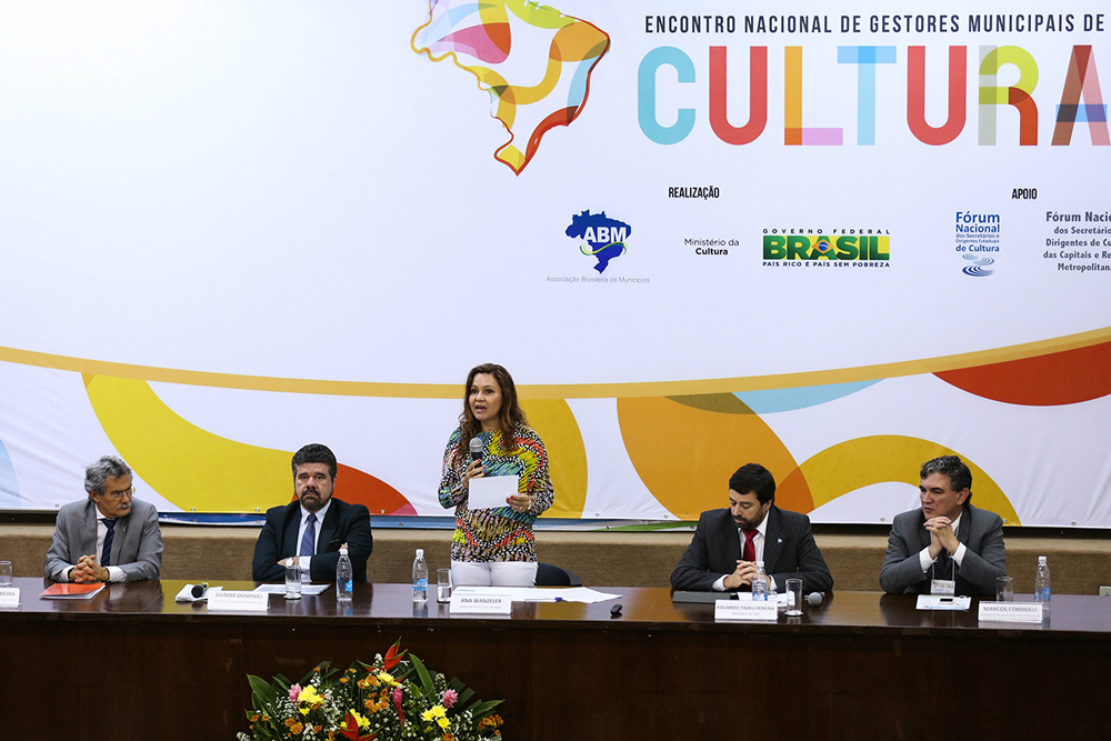  Ana Wanzeler falou sobre a importância do Sistema Nacional de Cultura durante encontro com gestores promovido pela Associação Brasileira de Municípios em parceria com o MinC. (Foto de Janine Moraes) 