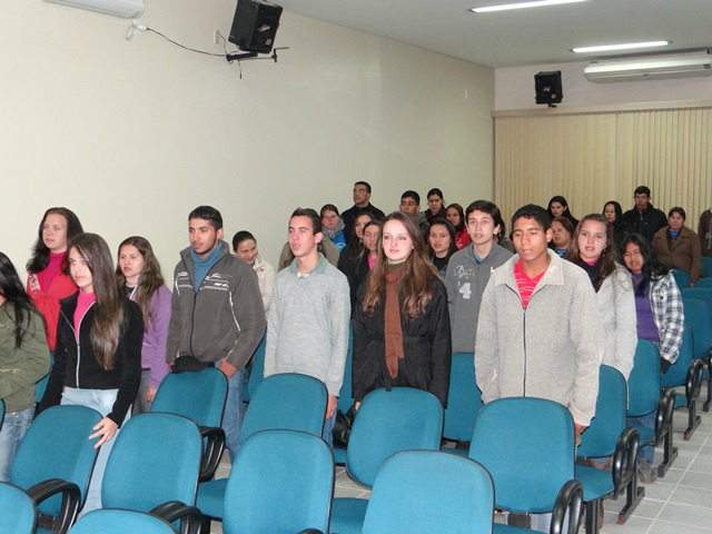 9º Simpósio da escola Felipe de Brum, de Amambai, aborda temas atuais O público foi formado por alunos do Ensino Médio Regular e Técnico e da EJA (Educação de Jovens e Adultos),