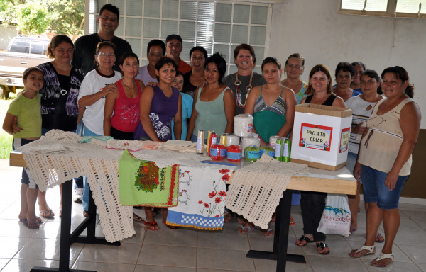 Alunas do Projeto Criar receberam materiais da prefeitura para poderem iniciar os trabalhos.