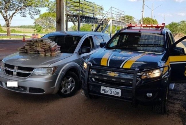 Família é presa transportando 56 kg de cocaína em fundo falso de veículo Cocaína foi apreendida por equipe da Polícia Rodoviária Federal (Foto: divulgação/Polícia Rodoviária Federal)