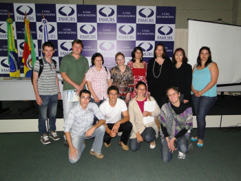 Juliano e Vanessa (abaixados, nas extremidades), no evento em Porto Alegre.