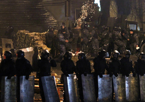 Protestos continuam no país, em meio a uma disputa de influência de Ocidente e Rússia