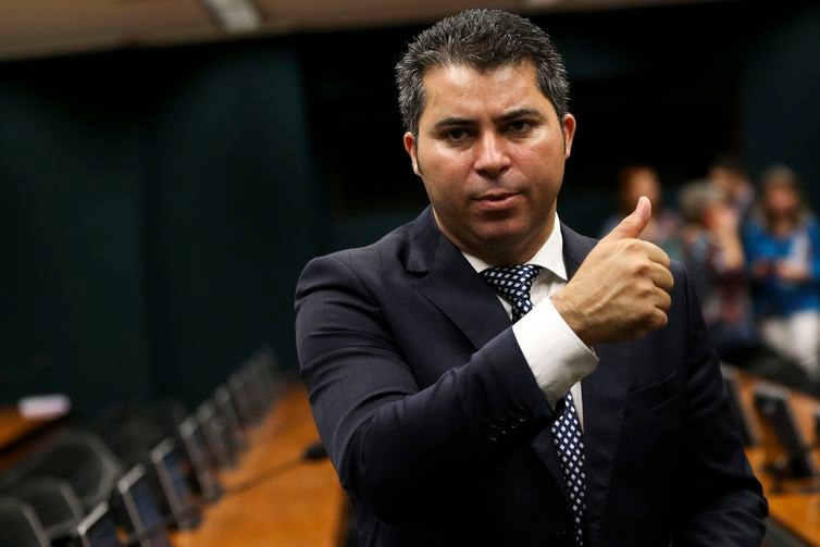O presidente da Comissão Especial da Câmara que analisa o projeto de lei sobre a Escola sem Partido, deputado Marcos Rogério, durante reunião para discussão da matéria / Foto: Marcelo Camargo/Agência Brasil