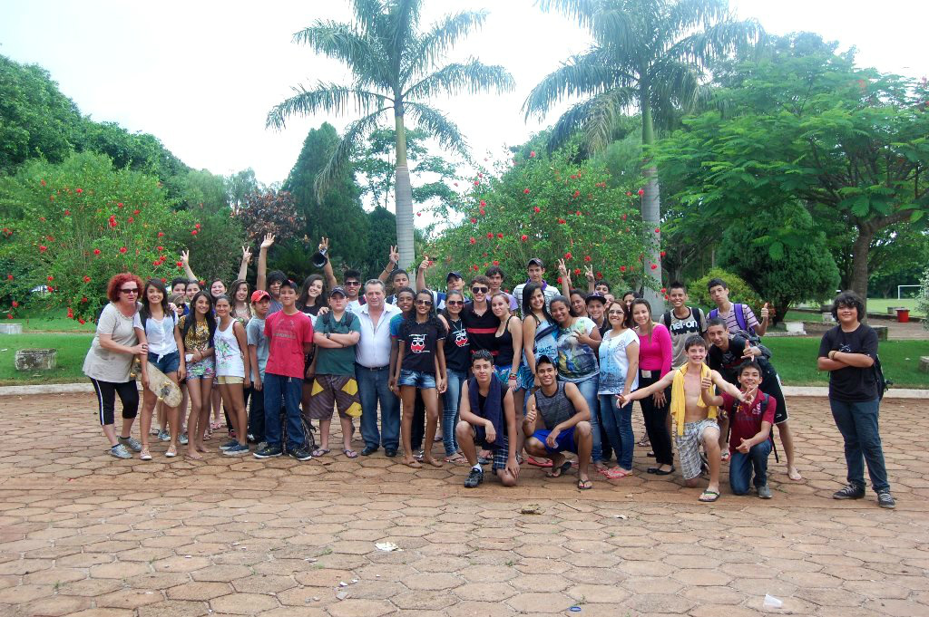 Alunos e professores com o proprietário da Fazenda Rincão Bonito, José Carlos Monteiro.