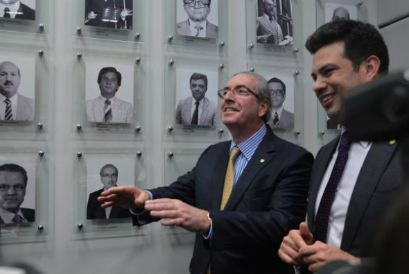 Eduardo Cunha é alvo de protesto na Câmara dos Deputados O protesto ocorreu pouco antes de Eduardo Cunha ser homenageado pelo PMDB / Foto: Valter Campanato