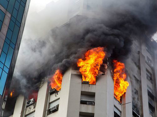 Incêndio destrói prédio de três andares no centro do Rio