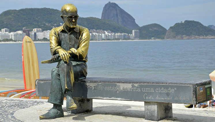 Uma selfie com Drummond Estátua do poeta Carlos Drummond de Andrade em Copacabana (RJ). Foto: Alexandre Macieira/Riotur