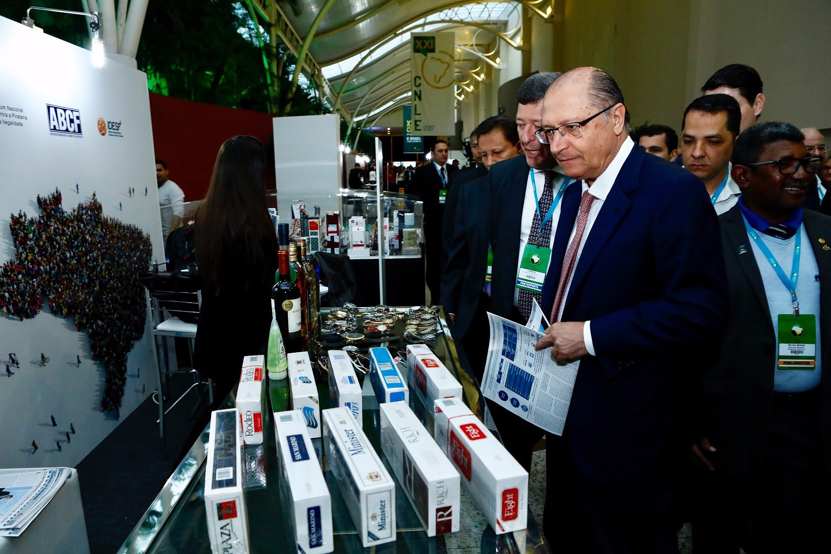 Exposição "A cidade do contrabando" Geraldo Alckmin visita o estande do Movimento em Defesa do Mercado Legal Brasileiro. O governador de São Paulo afirmou na ocasião que o combate ao contrabando é muito importante pois esse é um crime que prejudica fortemente a economia dos estados.