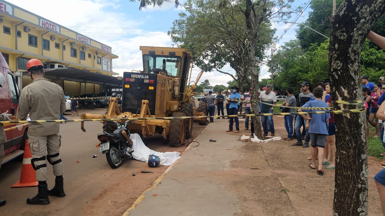 Homem morre após chocar-se contra motoniveladora, em Amambai O acidente aconteceu ao lado do Terminal Rodoviário. / Foto: Moreira Produções