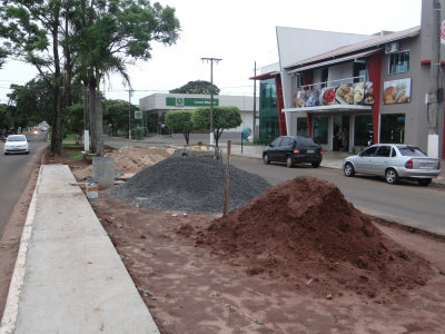 Protético destaca implantação de estacionamento na Nicolau Otaño A obra está sendo implantada pela Prefeitura de AmambaiFoto: Moreira Produções