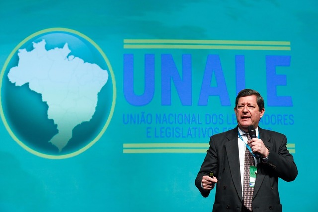 Exposição "A cidade do contrabando" Edson Vismona disse durante palestra que a alta carga tributária de alguns setores produtivos no Brasil é um empecilho ao crescimento econômico do país