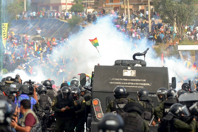 Em cinco dias, golpistas aprofundam violência e elevam número de mortos a 24 Tropa de choque boliviana reprime protesto realizado na última sexta-feira (15) contra o golpe de Estado, no departamento de Cochabamba / STR / AFP