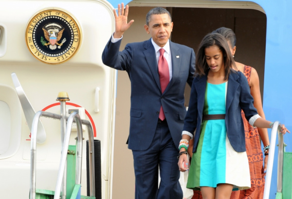 Obama desembarca em Brasília acompanhado da mulher e das duas filhas
