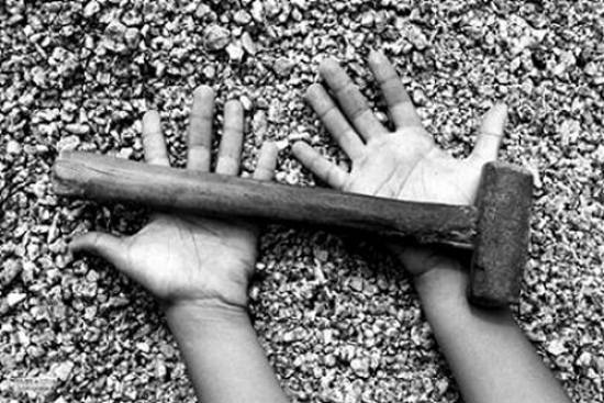 Trabalho infantil ilegal cai 23%, mas 700 mil crianças ainda trabalham no Brasil Trabalho infantil ilegal cai 23%, mas 700 mil crianças ainda trabalham no Brasil