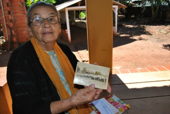 Dia do Professor: Maria Euzébia é fundadora da primeira escola na vila Limeira Dona Euzébia com a foto de seus alunos, relembrando seu tempo de professora.