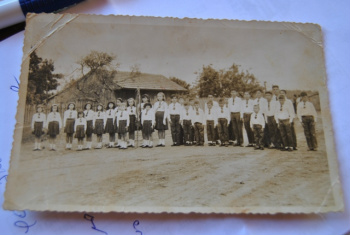 Dia do Professor: Maria Euzébia é fundadora da primeira escola na vila Limeira Alunos da professora Euzébia da atual escola Flávio Derzi, antiga Escola Rural Mista do Limoeiro.