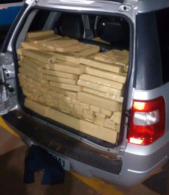 Homem é preso ao tentar abandonar carro com 710 quilos de maconha em Amambai