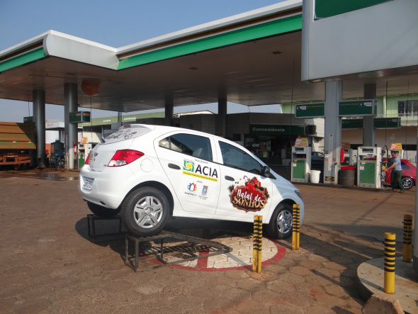 Campanha “Natal de Sonhos” da ACIA está no comércio de Amambai Carro Onix 0 Km, exposto no Auto Posto Berlitz, é um dos prêmios que serão sorteados / Foto: Moreira Produções